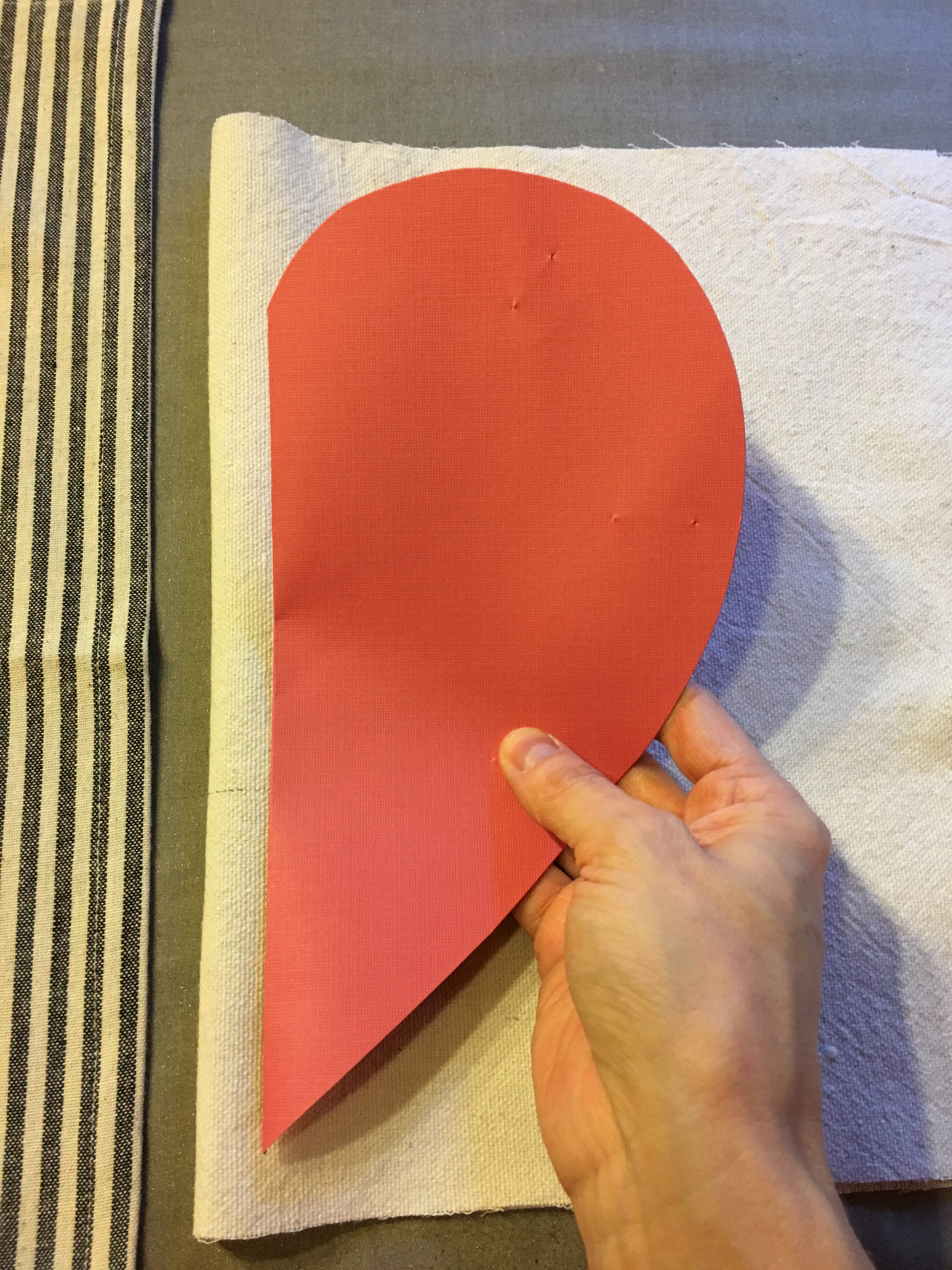 DIY Valentines Gift. How to make a reusable heat pack. Homemade valentines gift. Quick and easy gift idea. DIY gift ideas. #homemadeonourhomestead #handmadehome #DIYgiftideas #howtomakeareusableheatingpad 