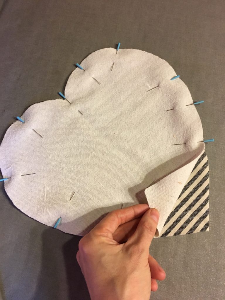 DIY Valentines Gift. How to make a reusable heat pack. Homemade valentines gift. Quick and easy gift idea. DIY gift ideas. #homemadeonourhomestead #handmadehome #DIYgiftideas #howtomakeareusableheatingpad