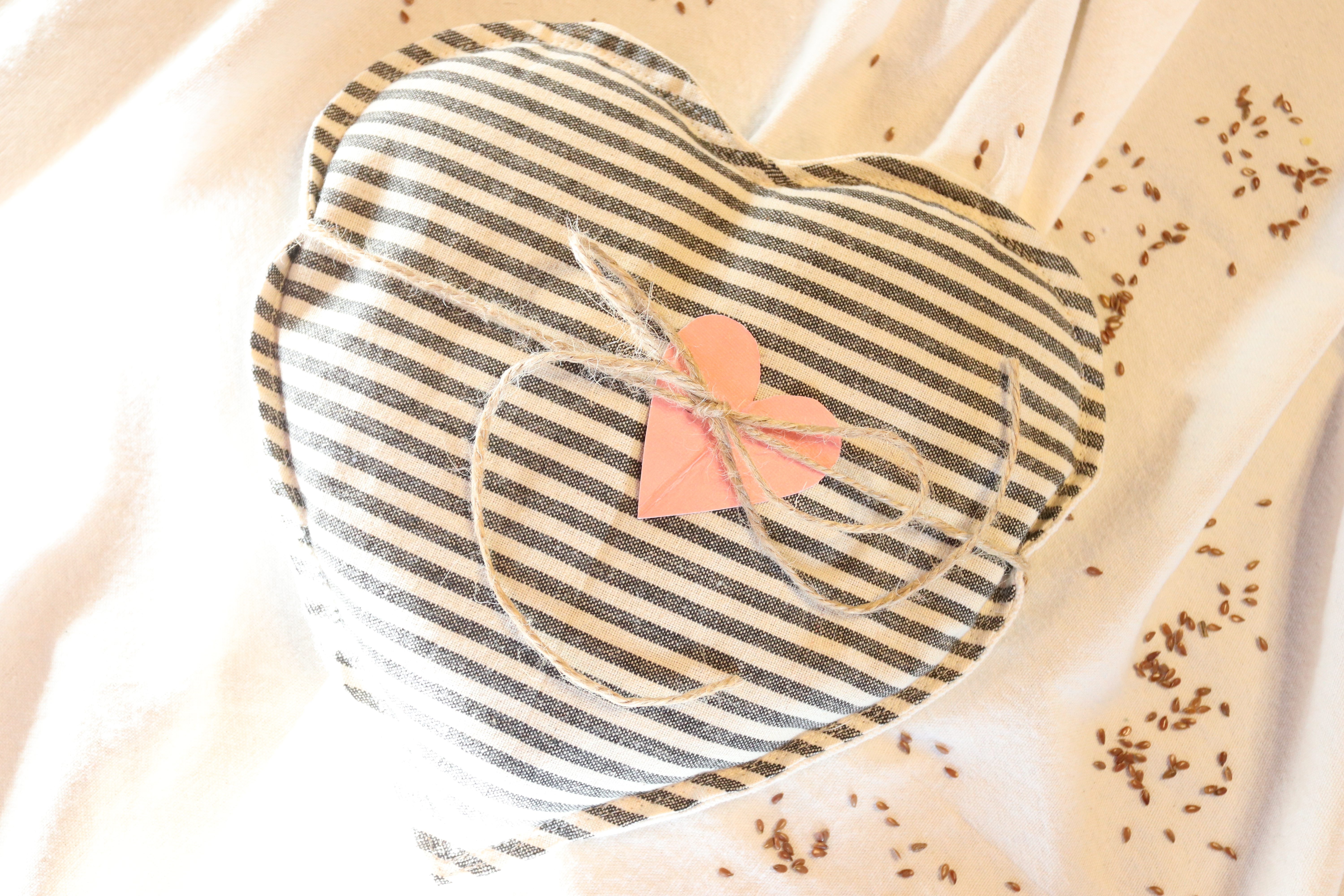 DIY Valentines Gift. How to make a reusable heat pack. Homemade valentines gift. Quick and easy gift idea. DIY gift ideas. #homemadeonourhomestead #handmadehome #DIYgiftideas #howtomakeareusableheatingpad
