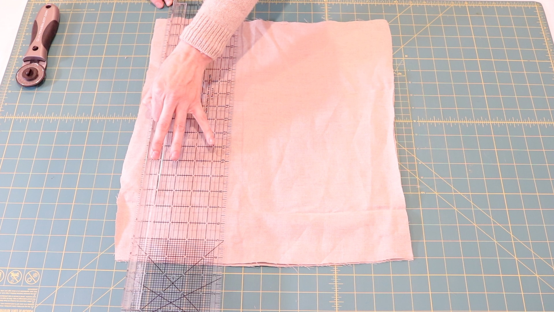 #howtomakealinenbandana #linen #bandana #howtomakealinenscarf #howtomakealinenbandana #linenbandana #howtomakeabandanaforburningman #howtosewabandana #howtosewalinenscarf #summerclothingstaple #summerwardrobe #easysewingtutorial #beginnersewingtutorial #youtube #sewing #sew #howtosew #sewersofinstagram #learntosewalinenbandana #DIYsewingproject